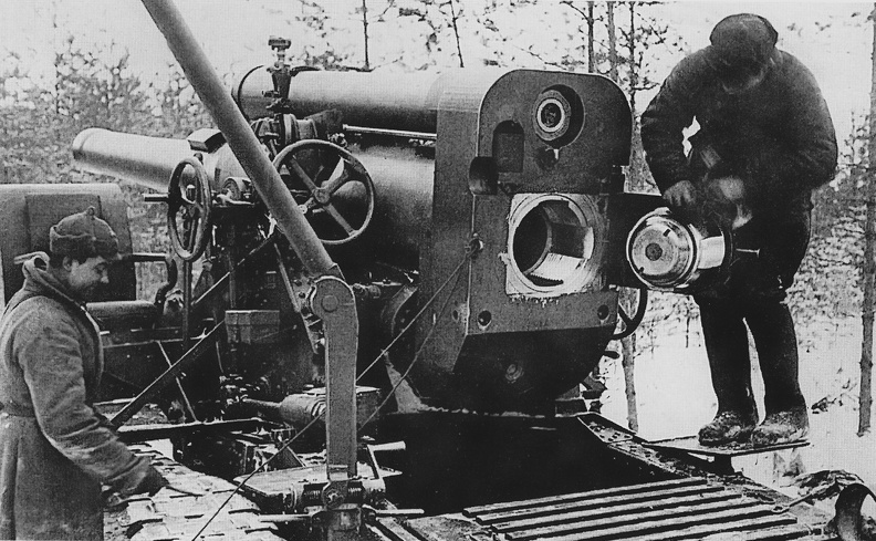Красноармейцы за чисткой 203-мм гаубицы Б-4 на Карельском перешейке.40г.jpg